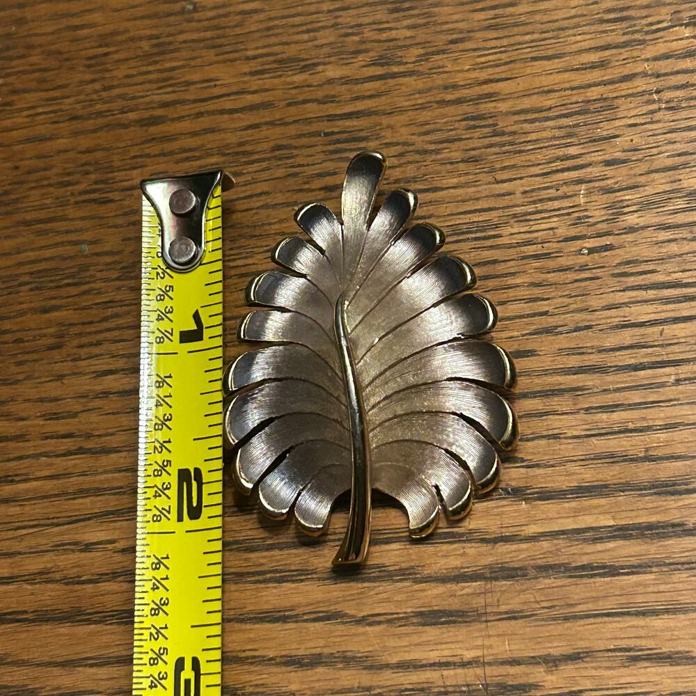 Vintage Mid-Century Leaf Brooch Silver Gold Tone Brushed Metal Pin 1950s 1960s - Picture 5 of 8